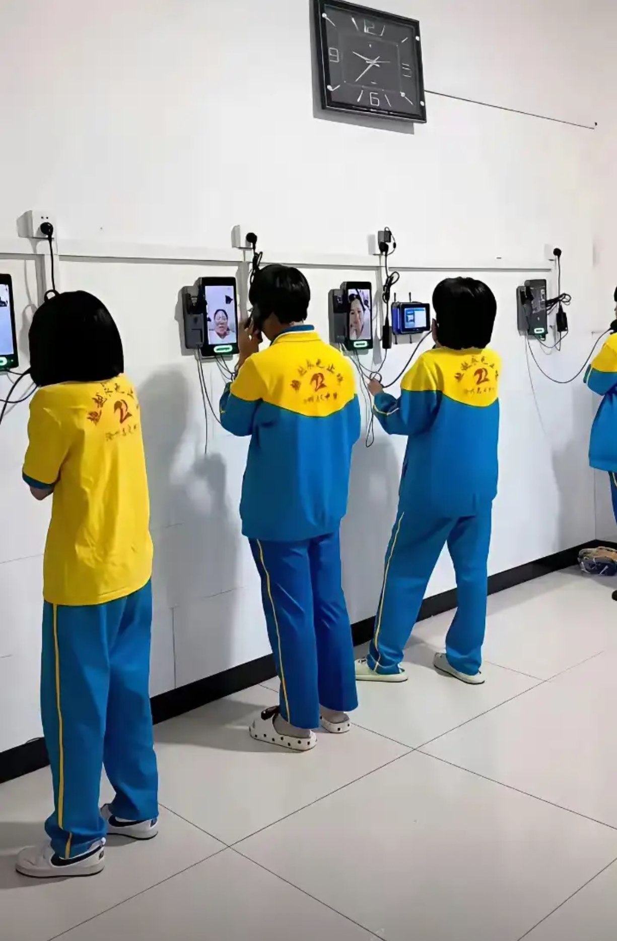 学校不让带手机，这个设备挺好，还能跟家里打视频 ​​​