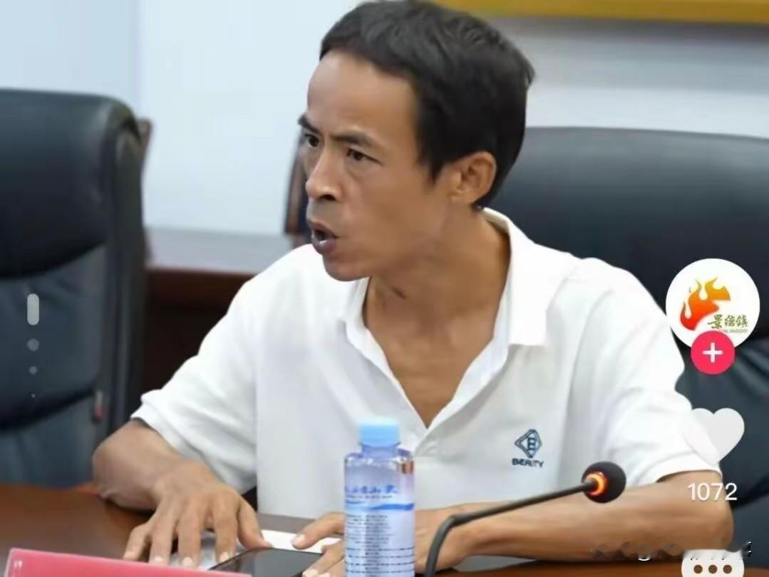 一人带火一座城！

要我说，景德镇文旅就应该给鸡排哥摆摊的地方拉一批帐篷过来。
