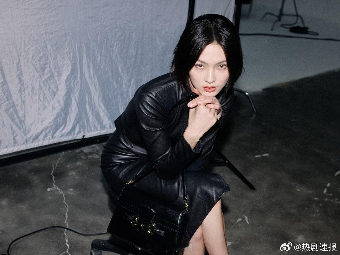 赵佳丽短发全黑look赵佳丽怎么美成这样了海边夜游胶片碎片！赵佳丽短发搭配全黑l