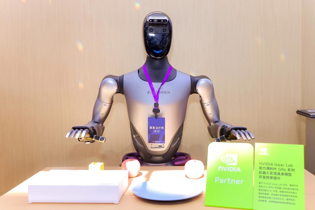 NVIDIA 生态合作伙伴傅利叶在现场展示了多款人形机器人。傅利叶通过 NVID