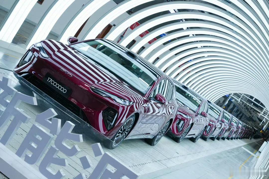 比亚迪第1700万辆新能源汽车下线7月8日，比亚迪第1700万辆新能源汽车在西安
