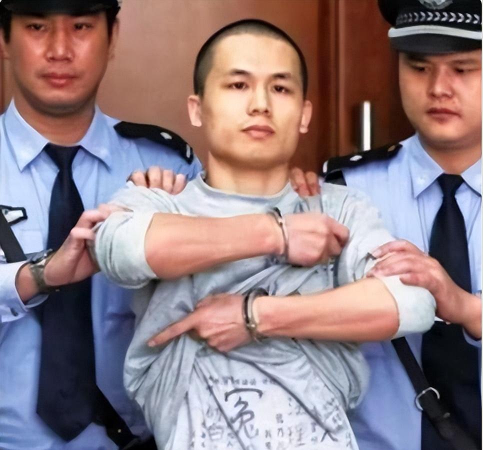 2013年，深圳民警李才坤，被判处死刑。面对记者的镜头，他突然伸出戴着手铐的双手