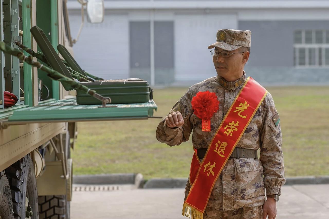 从1995年入伍的懵懂新兵，到即将退休的睿智老兵，刘家兴把30年军旅时光都镌刻在