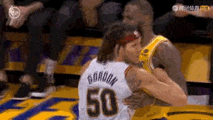 戈登一直夹着詹姆斯的胳膊，詹姆斯试图摆脱推了下戈登……就成了詹姆斯脏的证据！ 