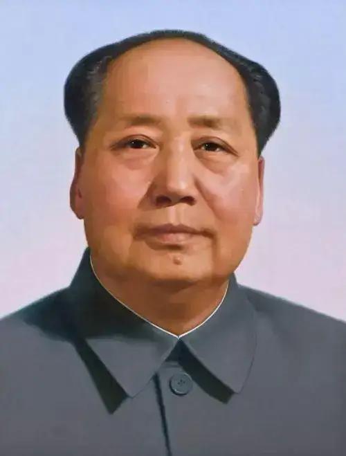 今天翻到家里老人存的旧日记，刚好看到1976年9月9日那页的字迹，纸边都浸着当年