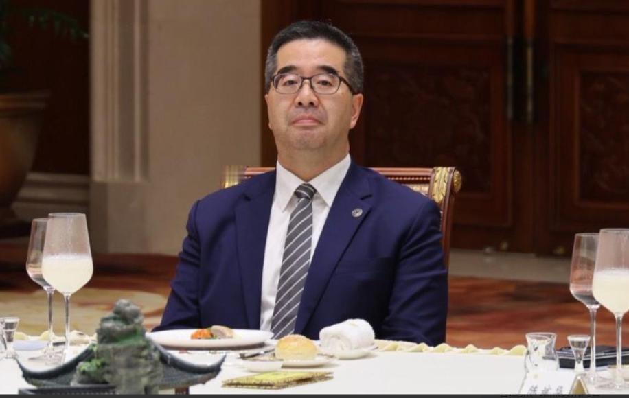 谁能想到？一场南京的晚宴，竟把“岛内政客”的遮羞布撕得粉碎。郑丽文顶着“五年刑期