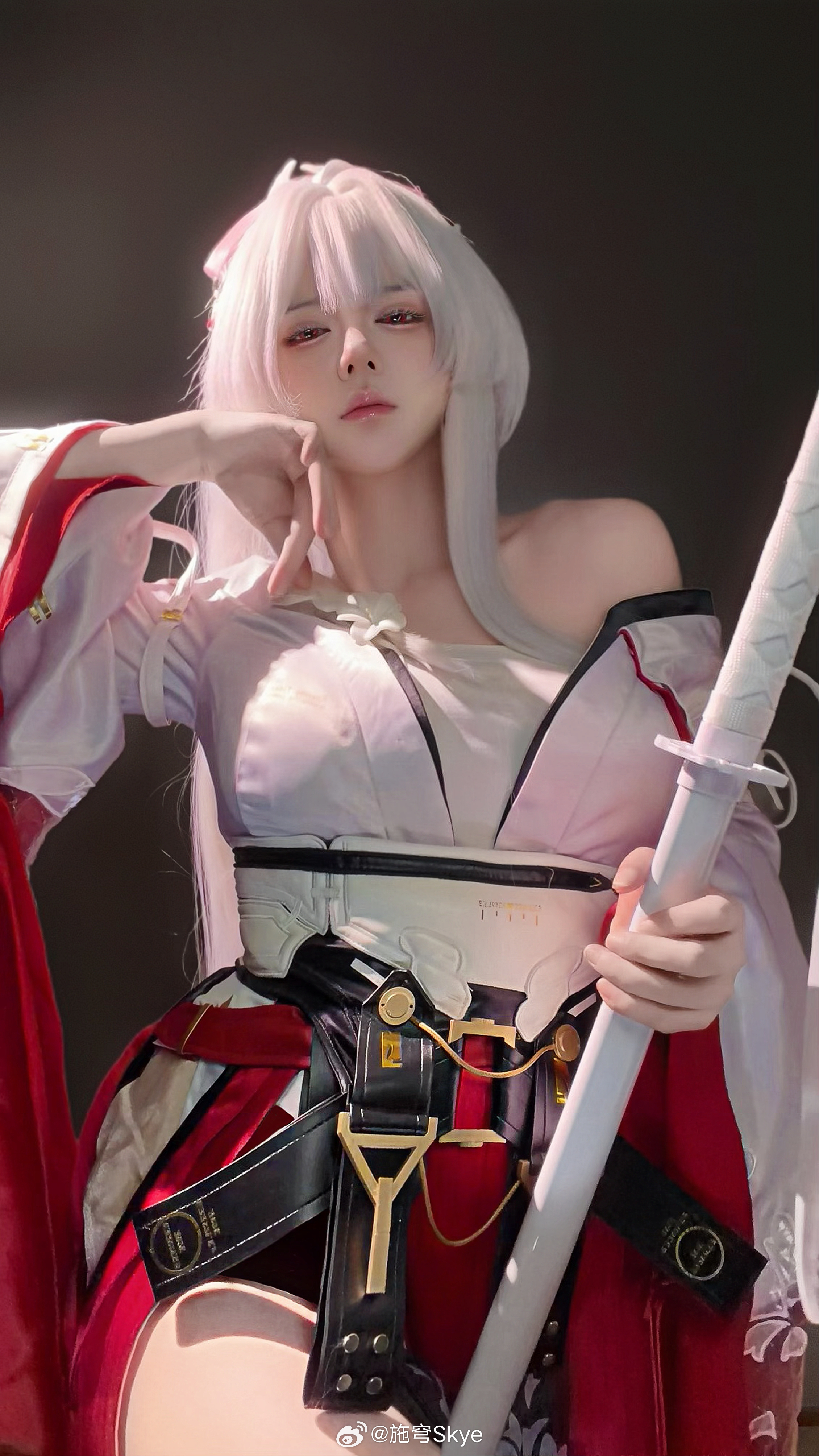 我说白毛红瞳无敌鸣潮绯雪cosplay鸣潮