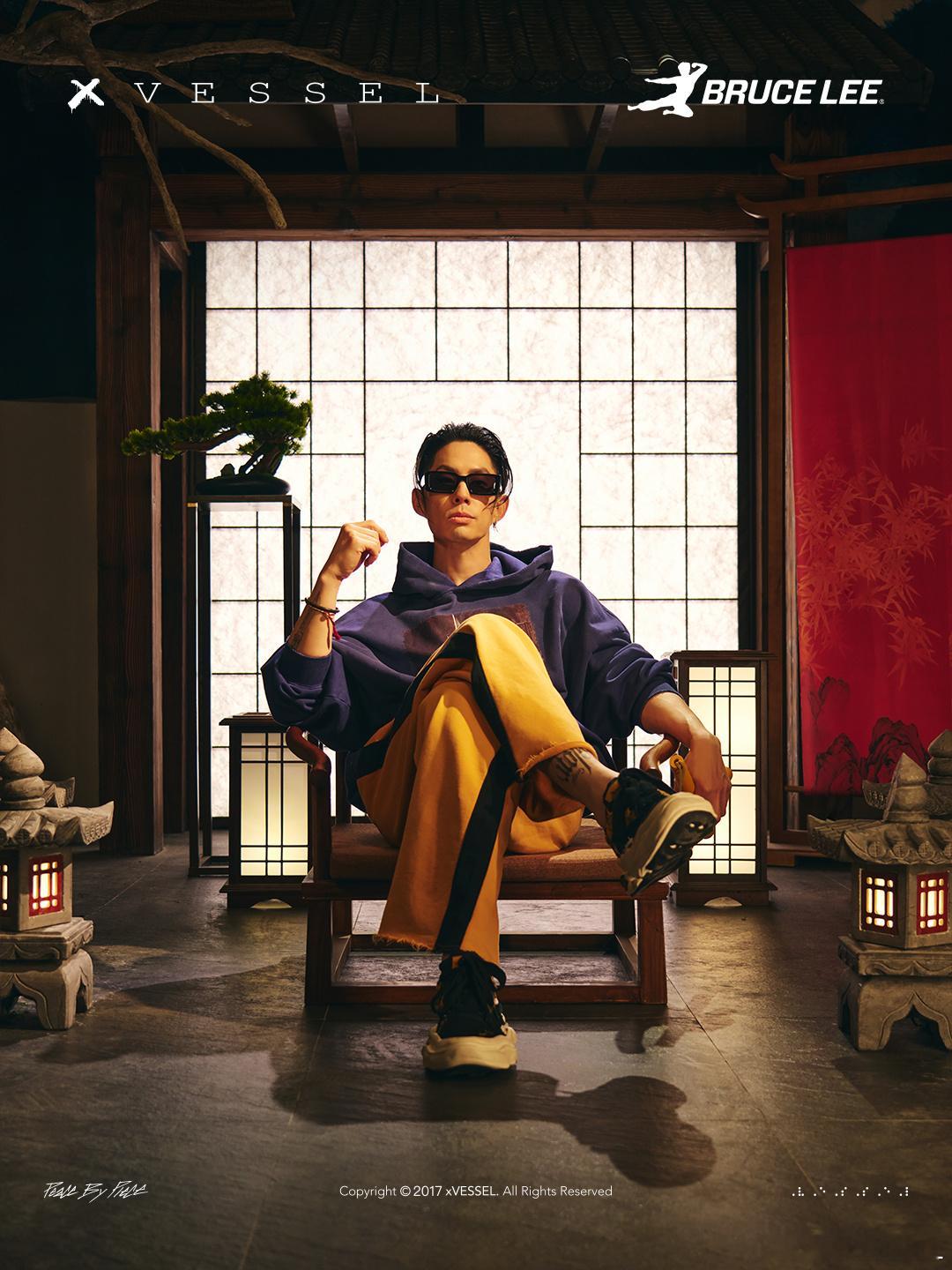 上身演绎李小龙联名系列服饰xVESSEL x 李小龙联名系列休闲蓝色卫衣正面印有