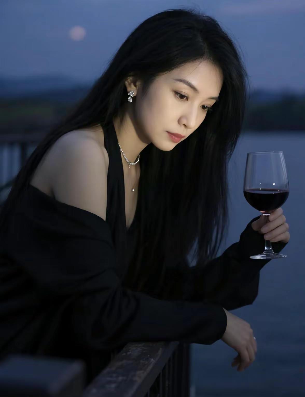 万般皆过客，蚊子最执着。赴一场海边的浪漫，听海浪声声，吹温柔晚风。一杯红酒慢慢浅