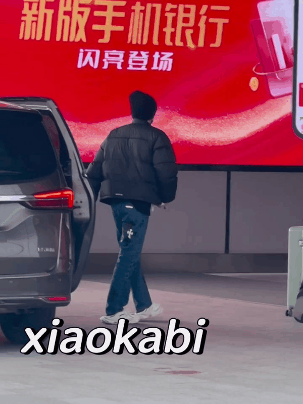 12月17日，王楚钦长沙飞北京出发。
一大早上就看到大头出发回北京的消息了。
他