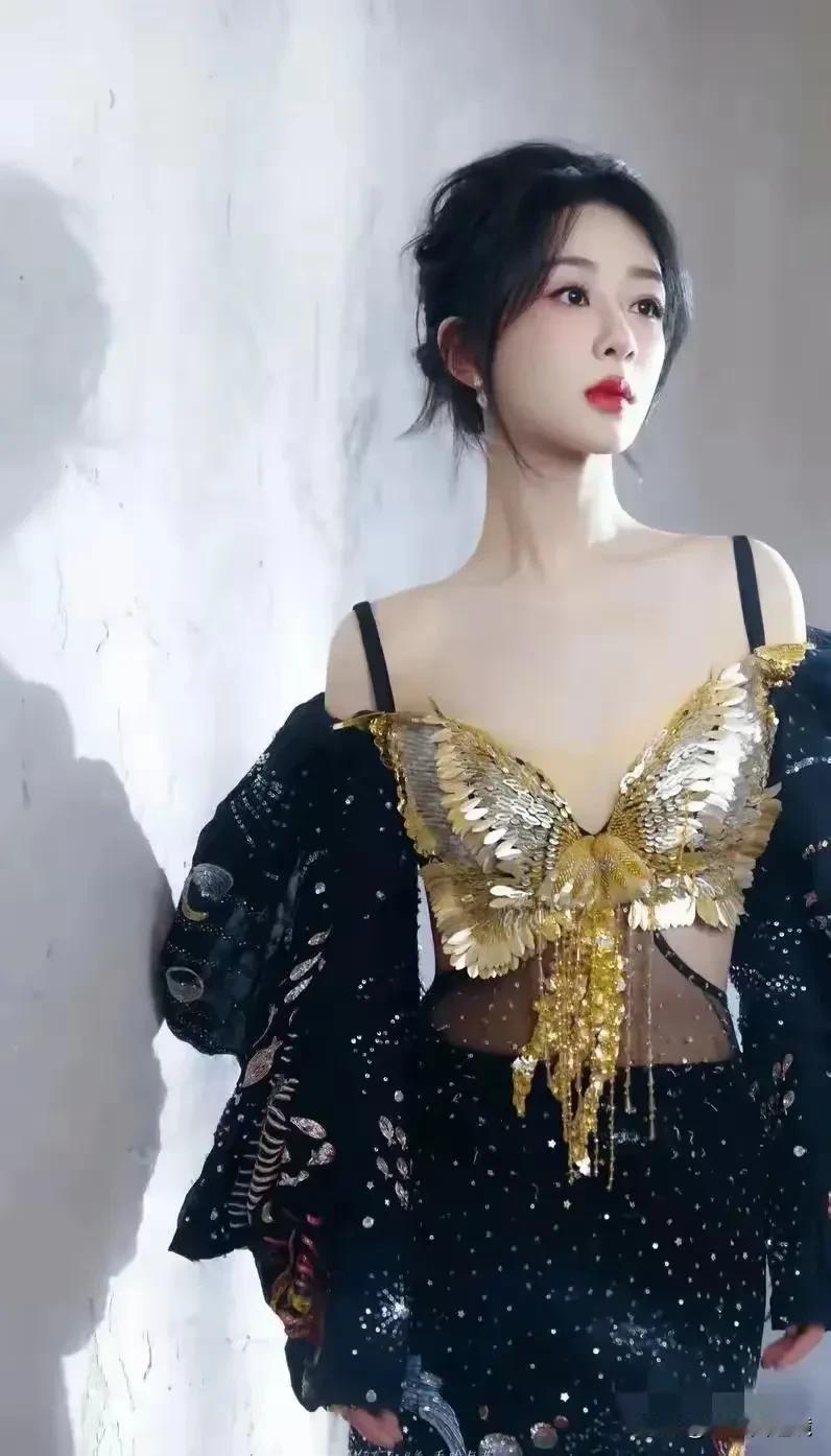 颜值巅峰时期的杨紫和李小璐，你更喜欢哪一个呢？
估计有很多科技很活的成分，但是看