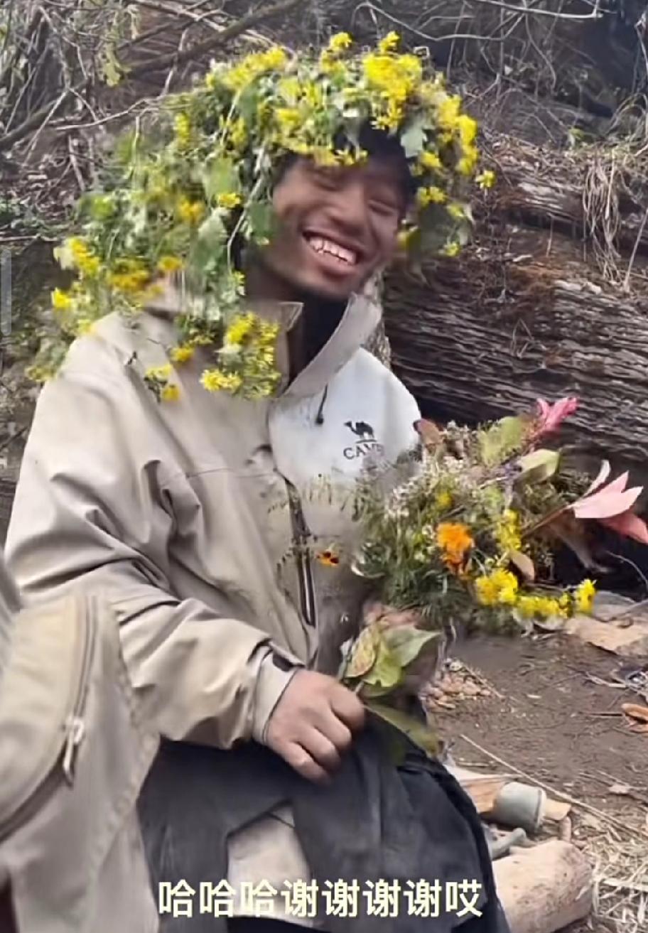 林北的生日最终还是在荒野里过的，这天记者小姐姐给林北送了野花花束，还给他编了一个