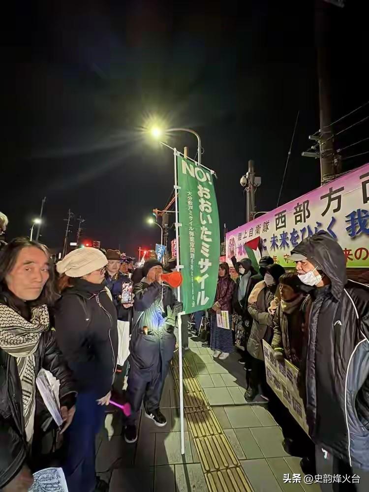 当地时间3月9日凌晨，日本九州熊本市，陆上自卫队健军驻屯地的大门前。
 
上百名