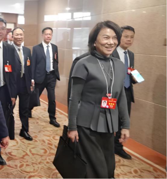 董明珠上门讨要42万货款，经销商却说再发50万的货，卖完一起结！董明珠灵机一动，
