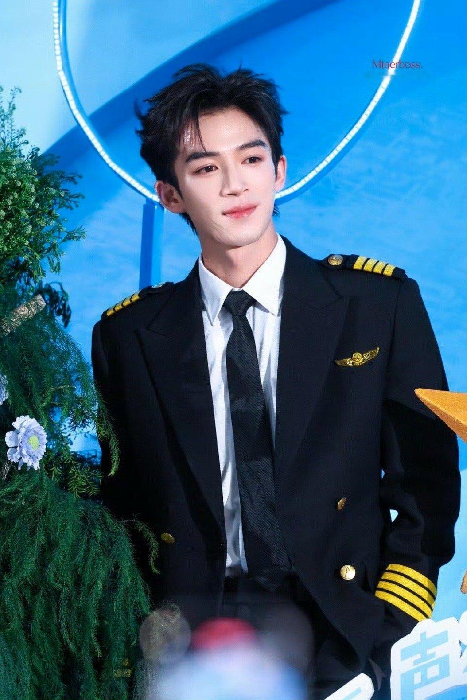 王星越听到粉丝喊脱掉的反应《告白》开机，王星越飞行员制服亮相，被粉丝喊“脱掉”！