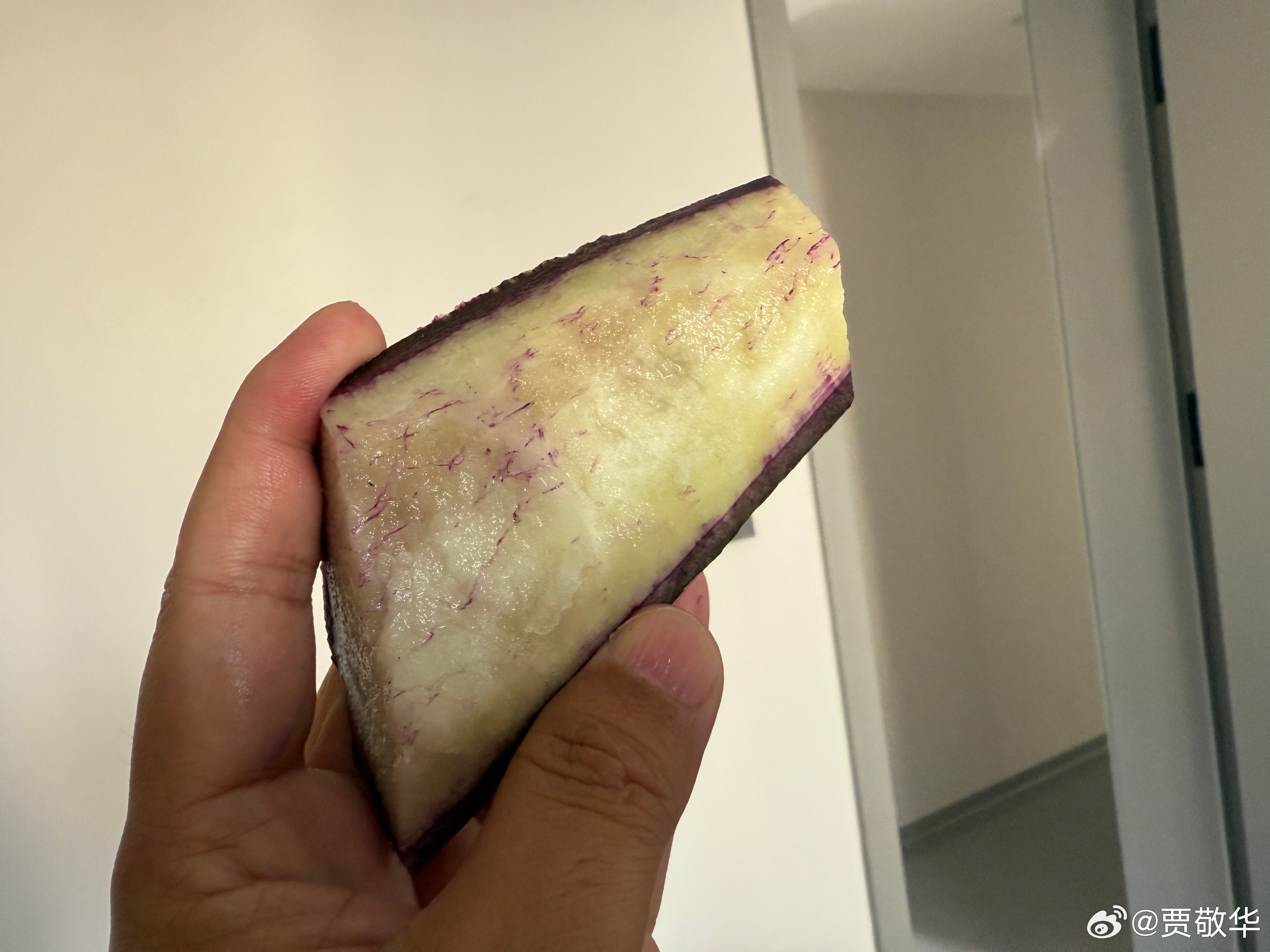 朋友送的潍县大萝卜，还挺好吃的，一点也不辣，甜甜的。只是，这萝卜怎么是紫色的外皮