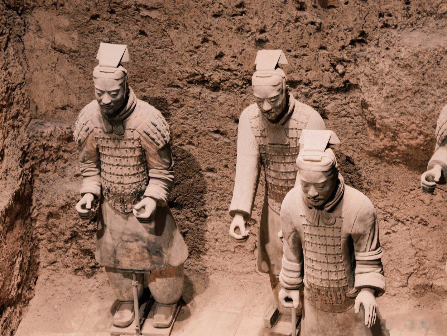 感知幸福中国陕西行 走进秦始皇帝陵博物院，与跨越两千多年的秦俑军阵隔空相逢。千人