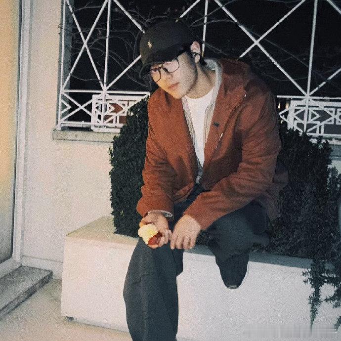 肖战手上拿的吃一半的苹果肖战ins晒米兰照肖战米兰日常照曝光，半颗苹果在手却毫不