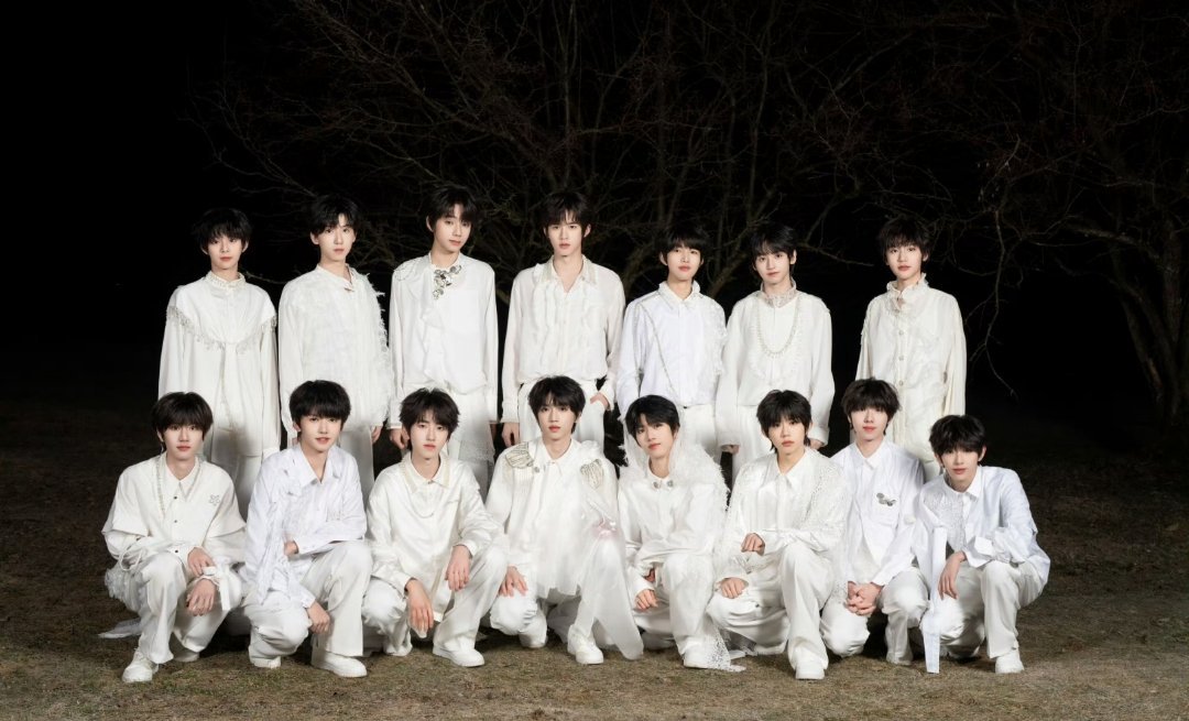 TF家族新音 青年文化风格 “新音”是青春的舞台，也是粉丝文化的展场。灯牌、呐喊