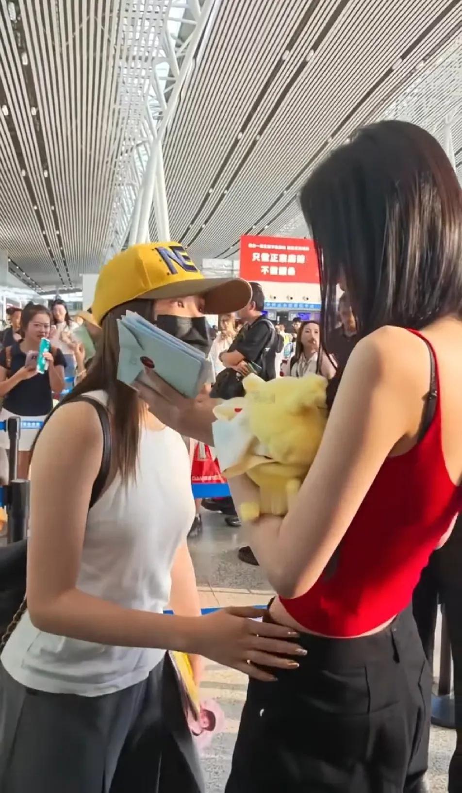 孙怡这个腰也太绝了，娱乐圈里也是数一数二的，安琦已经很瘦了，可是当她和孙怡抱在一