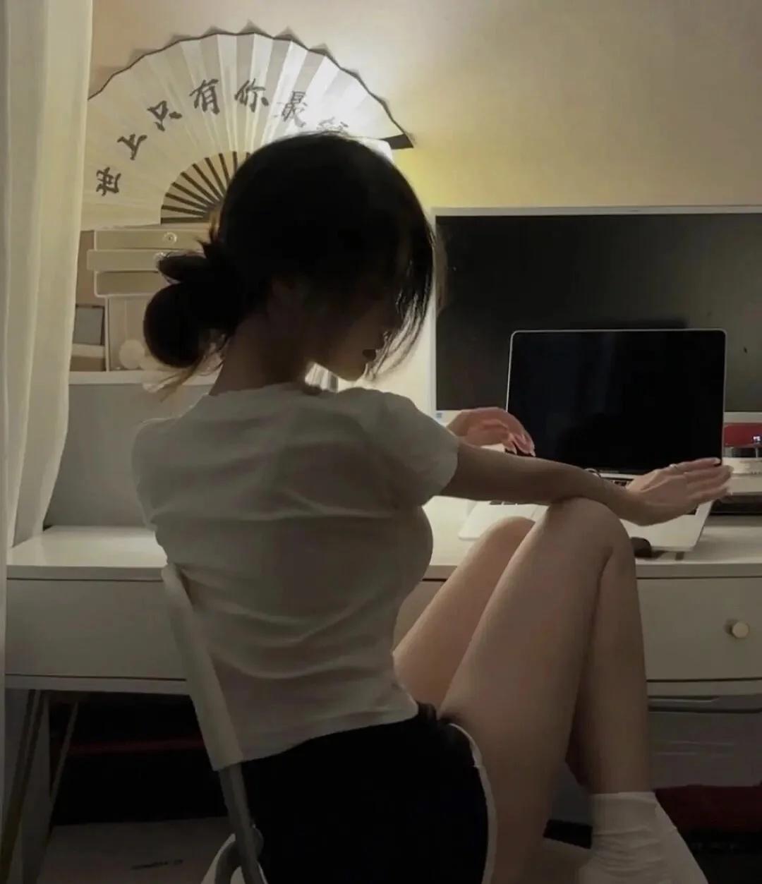 嘉宾介绍
出生年月：1998.02
身高体重：166cm 51kg
籍贯地区：福