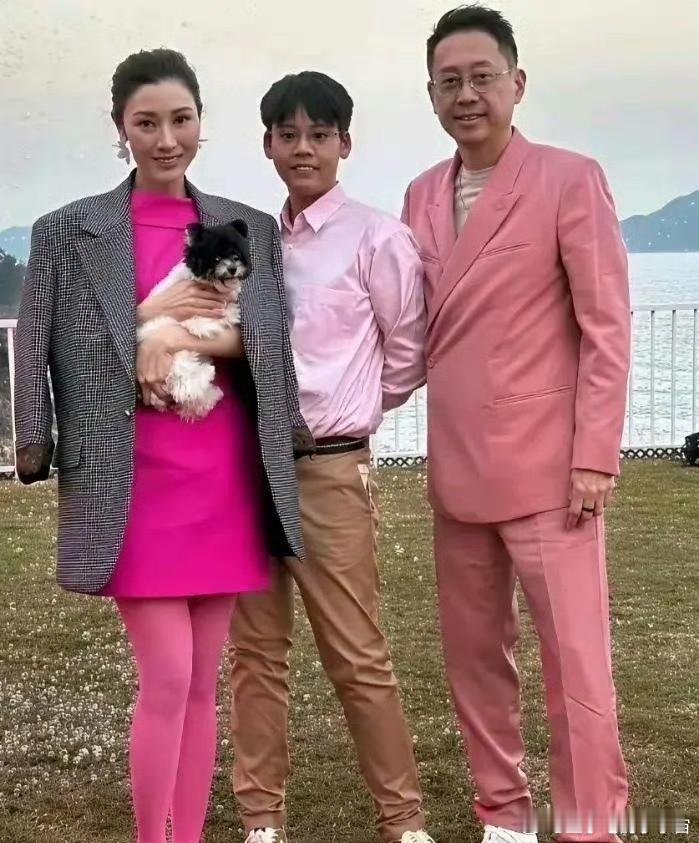 2023年元旦，52岁的李嘉欣与丈夫许晋亨，以及11岁的儿子许建彤的合影，为了庆