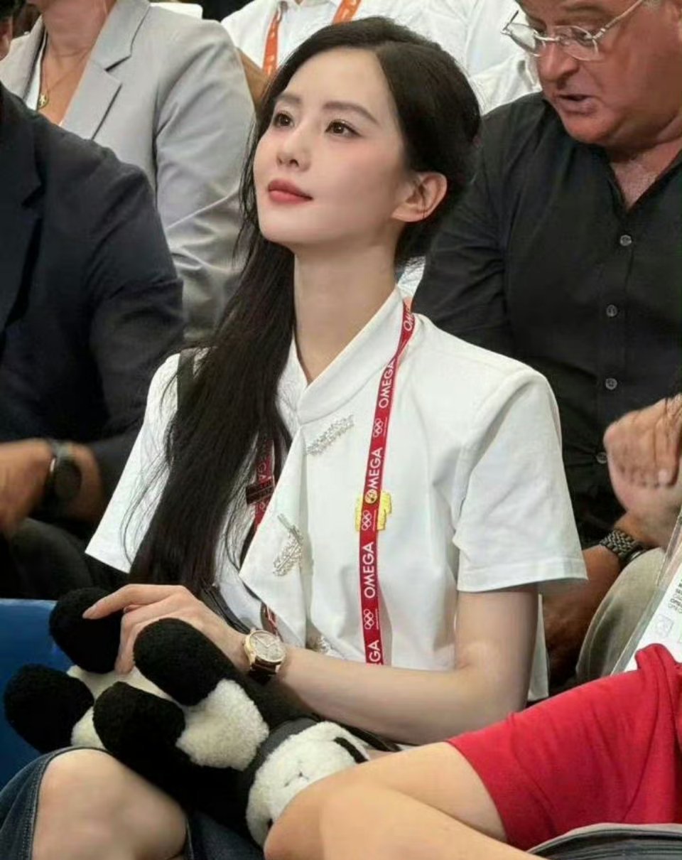 网友说刘诗诗看个奥运也端着，化浓妆，伸脖子，对女明星这么恶意的吗？ 