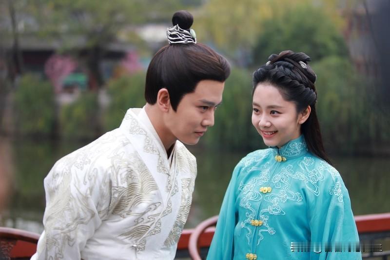 我也超爱任嘉伦的古装剧！《锦衣之下》必须提名，7.5分实至名归。小捕快袁今夏和锦