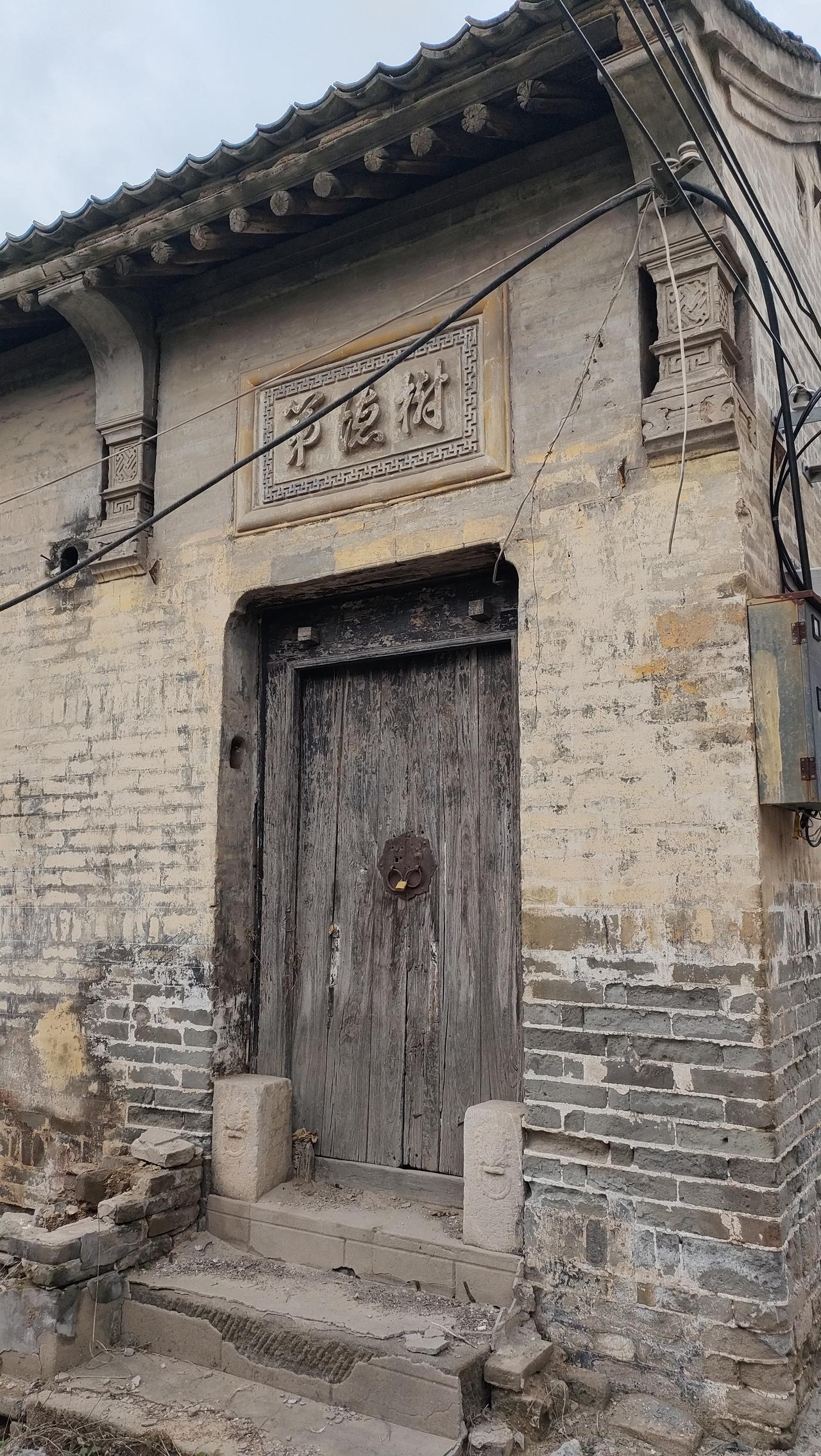 韩城先民对门的执着，虽然不能建成标准的走马门楼，但该有的元素和细节一点也不能少，