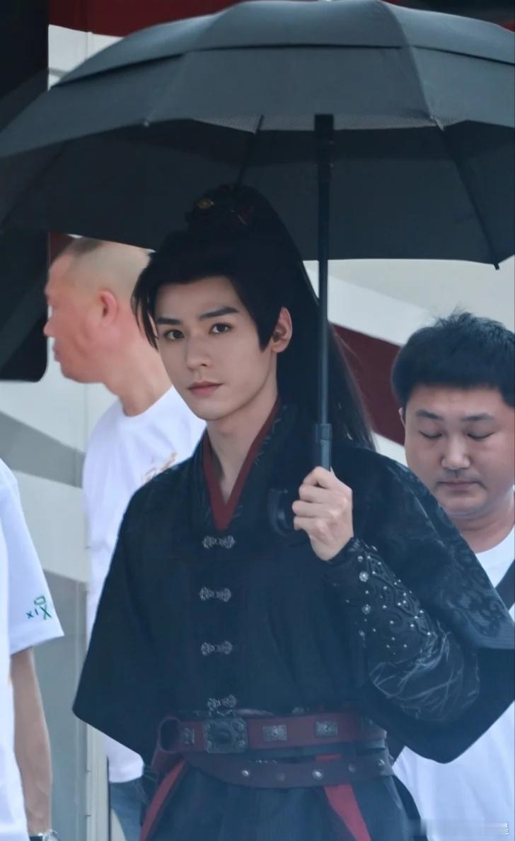 完全老公🥰龚俊白衣公卿首套造型路透龚俊白衣公卿黑红劲装 ​​​