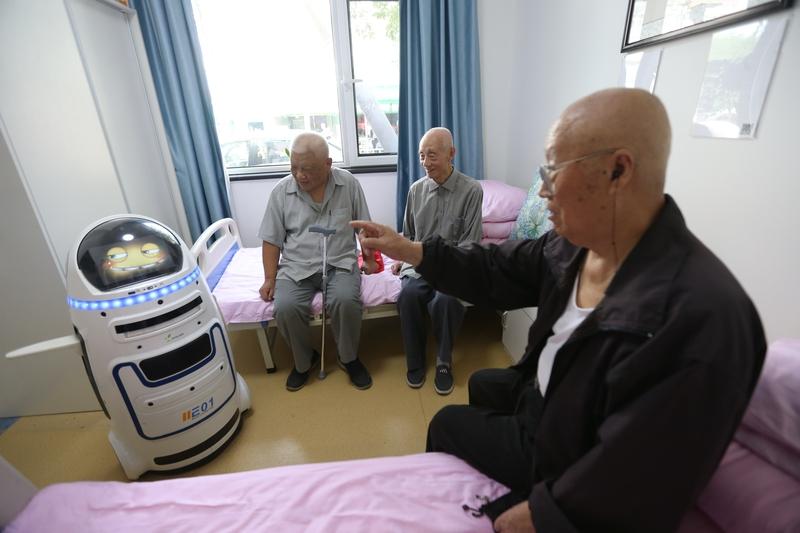 在生活照料上，它们就像不知疲倦的生活小管家。可以按时提醒老人吃饭、喝水、吃药，精