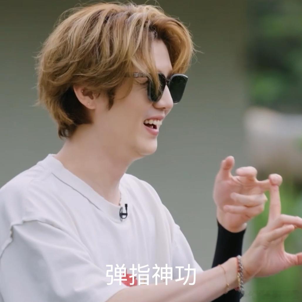 彭昱畅还不懂鹿晗弹指神功有多疼哈哈哈哈哈 五哈团里，惩罚提到鹿晗“弹指神功”，别