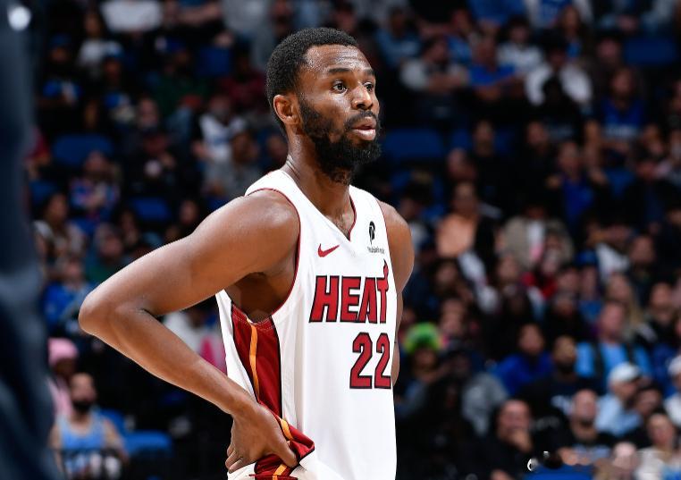 热火客场对阵勇士，上半场66-70落后4分。上半场维金斯出战17分钟9投6中，三