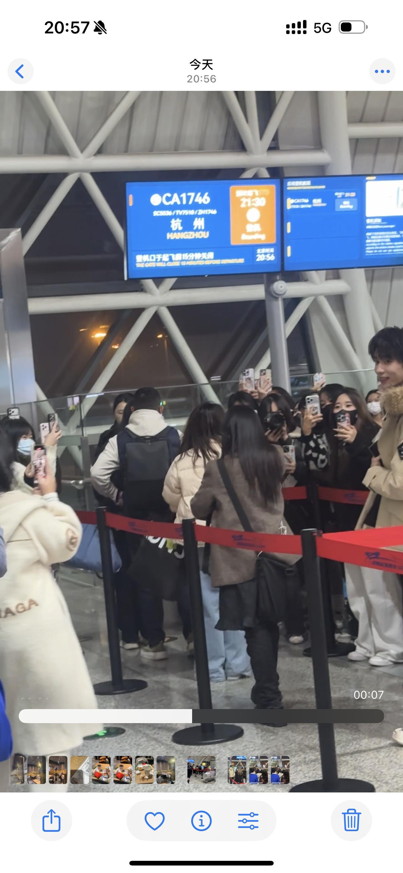 但是我认不到这是谁！我慢吞吞去登记就看到好多人在拍！ 