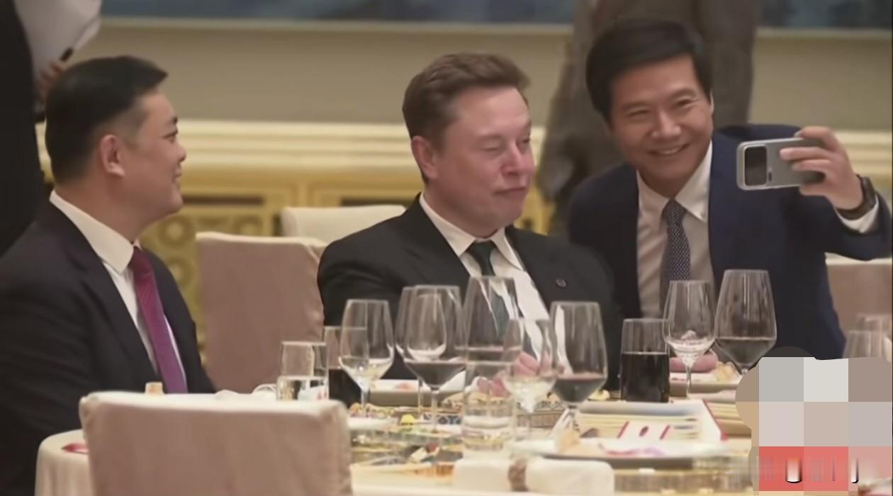 同为大国企业家，一个主场，一个客场，一个主动上前半蹲拍照，一个稳坐不动爱理不理！