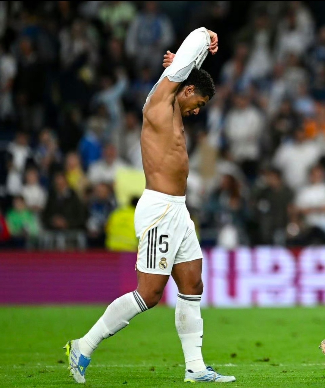 2-0！嘘声中兑现价值！姆巴佩助攻，贝林厄姆定乾坤，皇马拒绝主场爆冷输球5月15