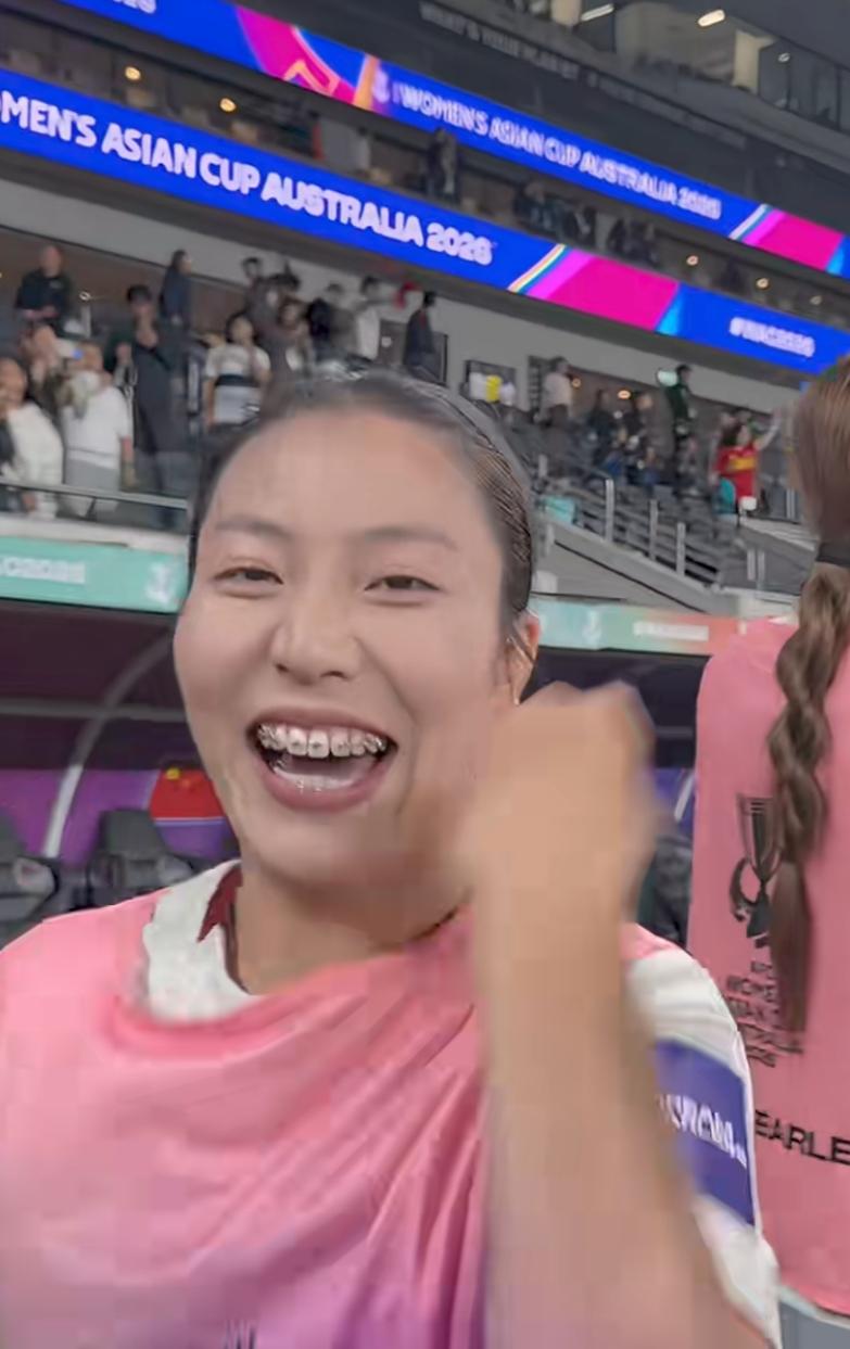 女足队员们的兴奋之情溢于言表，这也难怪，不知不觉我们已经有二十年没有击败过朝鲜女