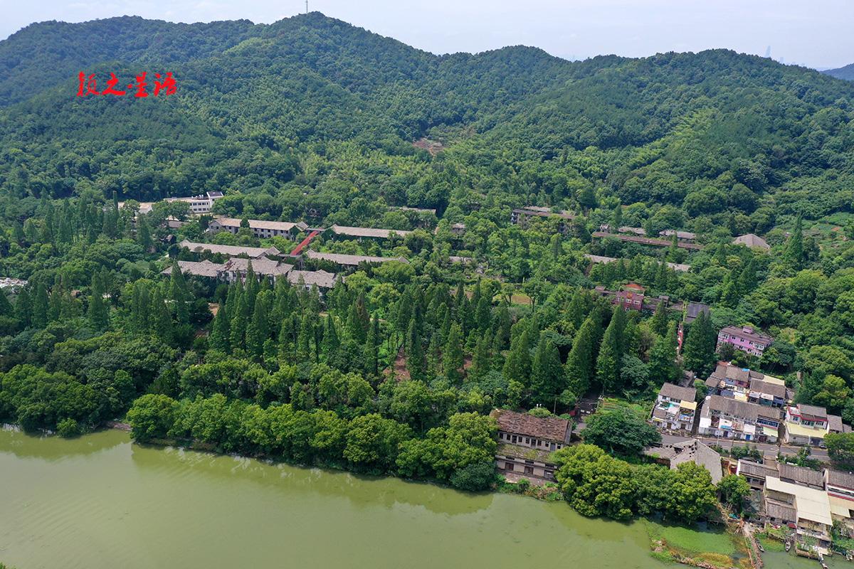 浙江省宁波市东钱湖畔，郭家峙村西侧，有一片荒废的区域，大门封闭，看起来非常神秘。