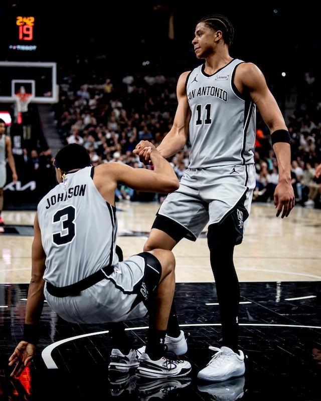 晚安马刺 生活从不是完美答卷，允许自己有遗憾、有停歇，把心放宽，善待自己。晚安刺