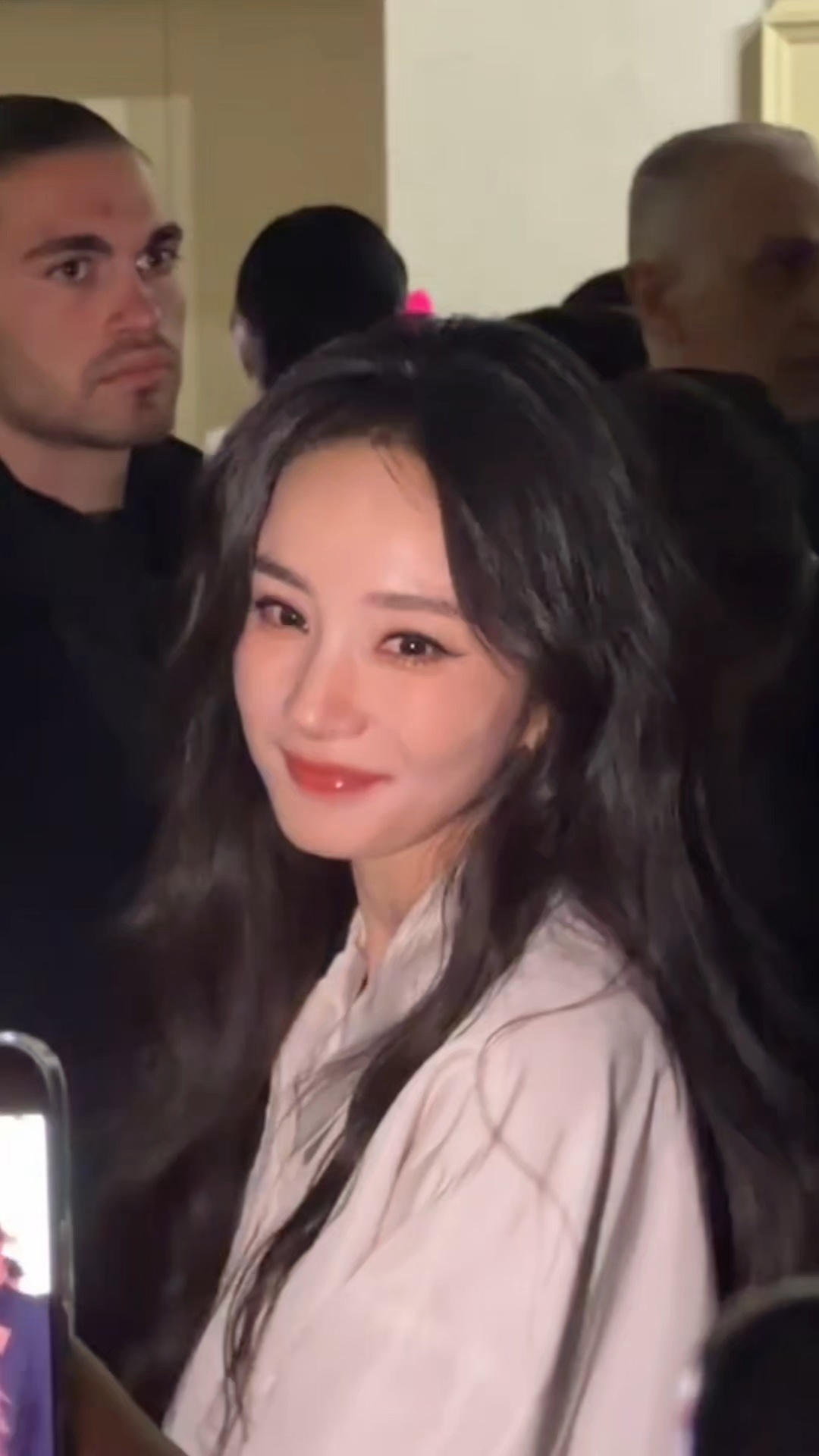 莞尔一笑，甚美 