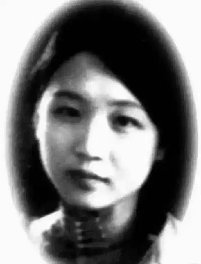 1942年，作家沉樱正怀3胎，得知丈夫把全部家当3万块，拿去给戏子赎身。她不哭不