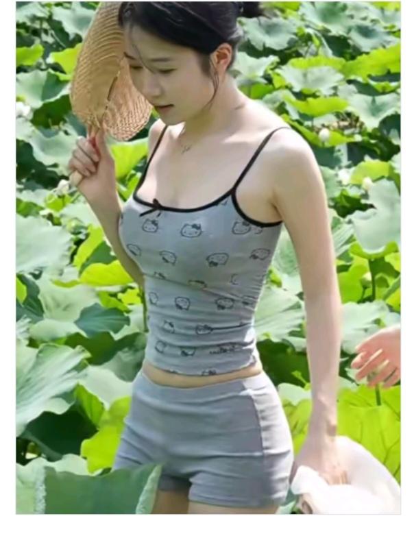 真“热”
瓜地里面秧苗壮；
美女就到地里看；
盛夏时节还真热；
手拿蒲扇驱蚊虫；