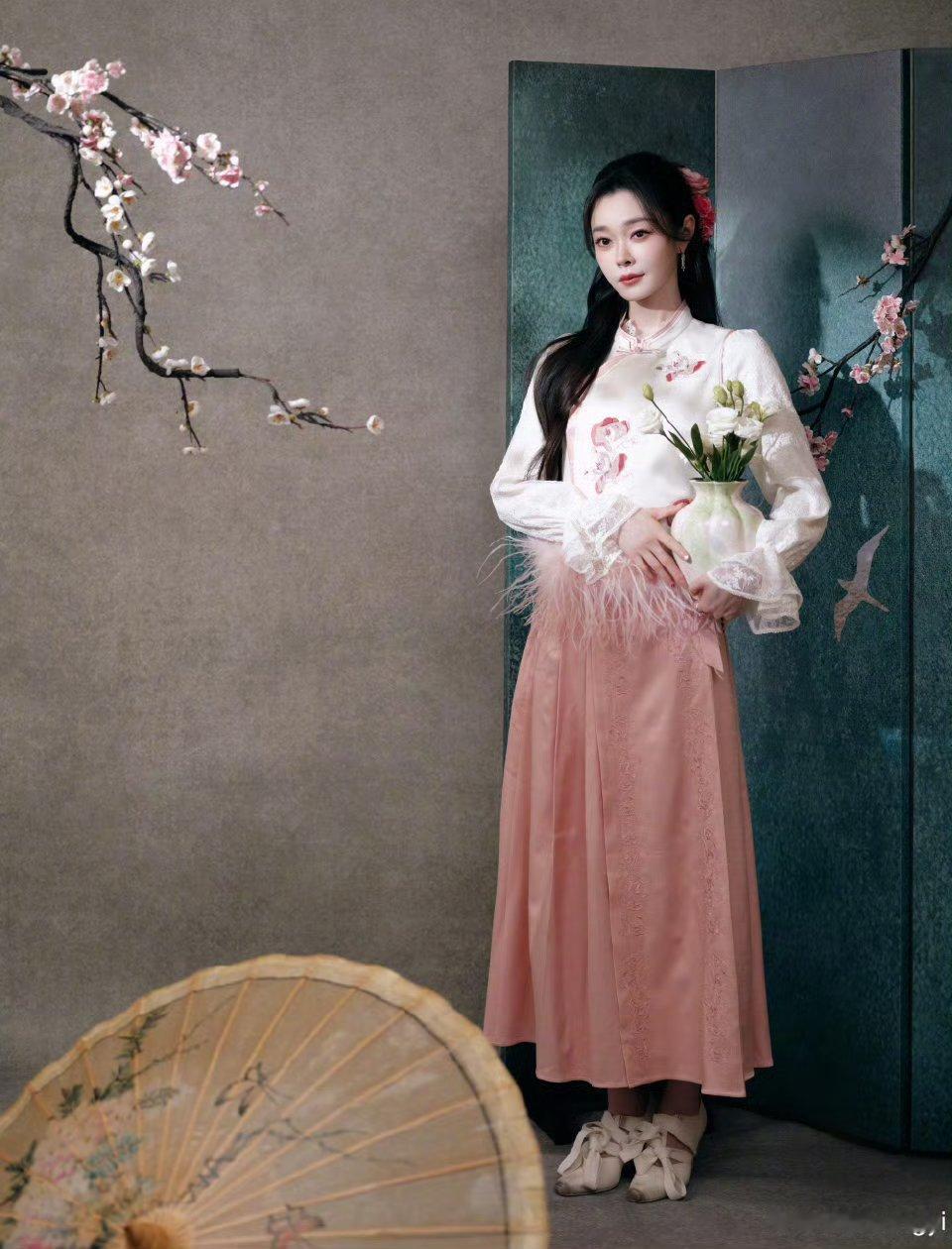 宋轶神图像面线一样繁殖央视跨年晚会粉色新中式造型杀疯了！执伞而立氛围感直接拉满半