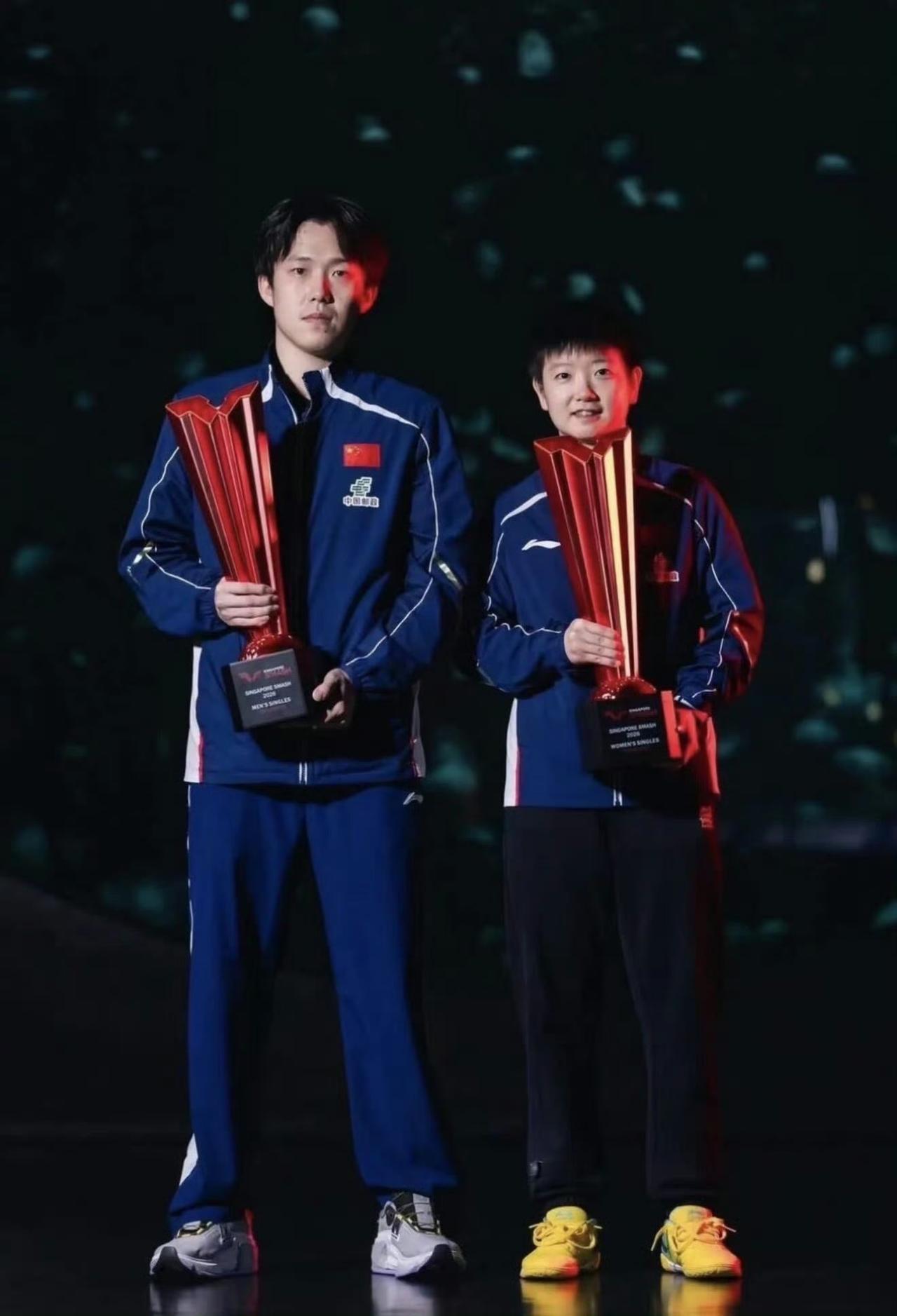 孙颖莎，王楚钦双双夺冠后，不仅在体育馆内合影，随后还去到了新加坡海洋馆合影。鲨鱼