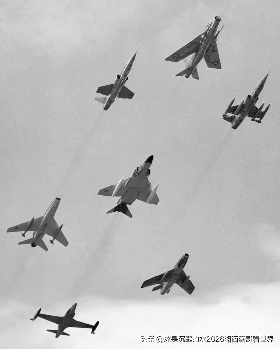 分享一张经典的西方国家50～60年代装备使用的各型早期喷气式战斗机大合演，各种气