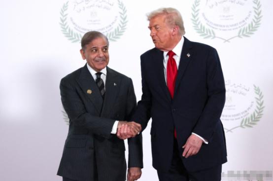 巴基斯坦总理夏巴兹·谢里夫今天发文说：“我怀着无比谦卑的心情宣布，伊朗伊斯兰共和