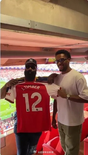 足球转会新闻[超话] NBA球星哈登来到酋长球场观战，并且和廷贝尔合影。阿森纳 