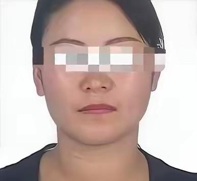 20个男人面对面坐着，

谁都没说话。

民警宣布退赃那一刻，

所有人同时掏出
