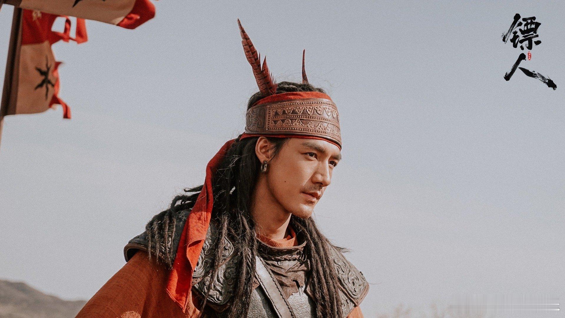 此沙镖人原声配音花絮 他站在麦克风前，手随台词节奏轻挥，仿佛正执镖战斗，“就是这