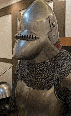 古代铠甲的防护力确实很牛，但如果踹倒了应该很难爬来，或者直接用火攻。这道理和现代